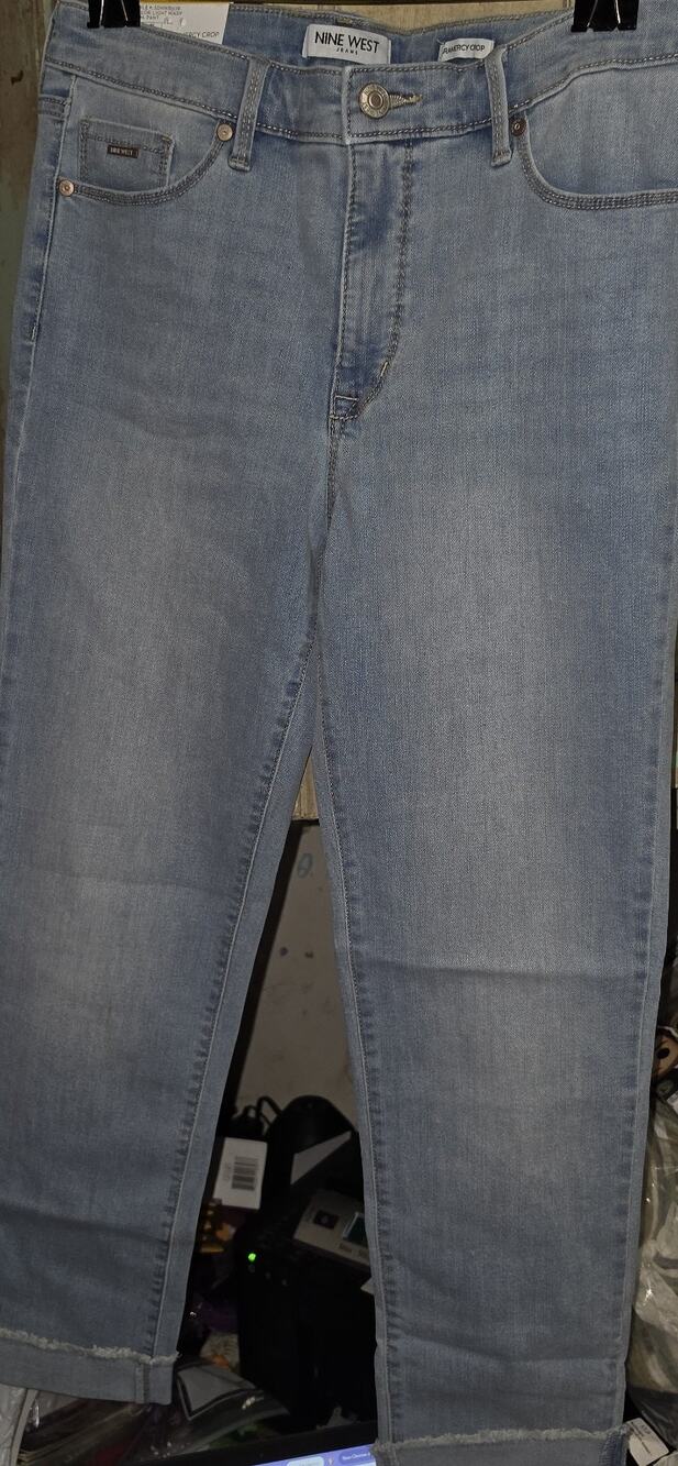 Nine West Jeans Gramercy Crop Slim Fit Soft Touch Size 8 NWT Light Wash